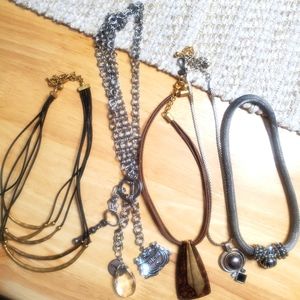 Lot of assorted women's necklaces